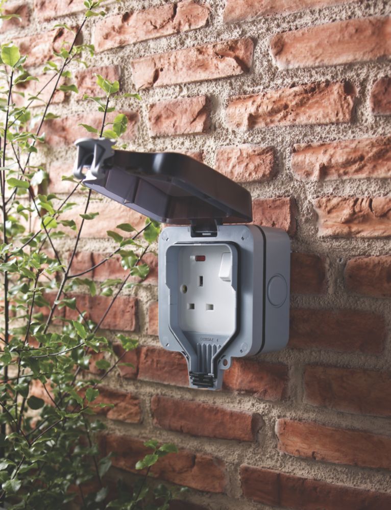 British General IP66 13A 1-Gang DP Weatherproof Outdoor Switched Socket