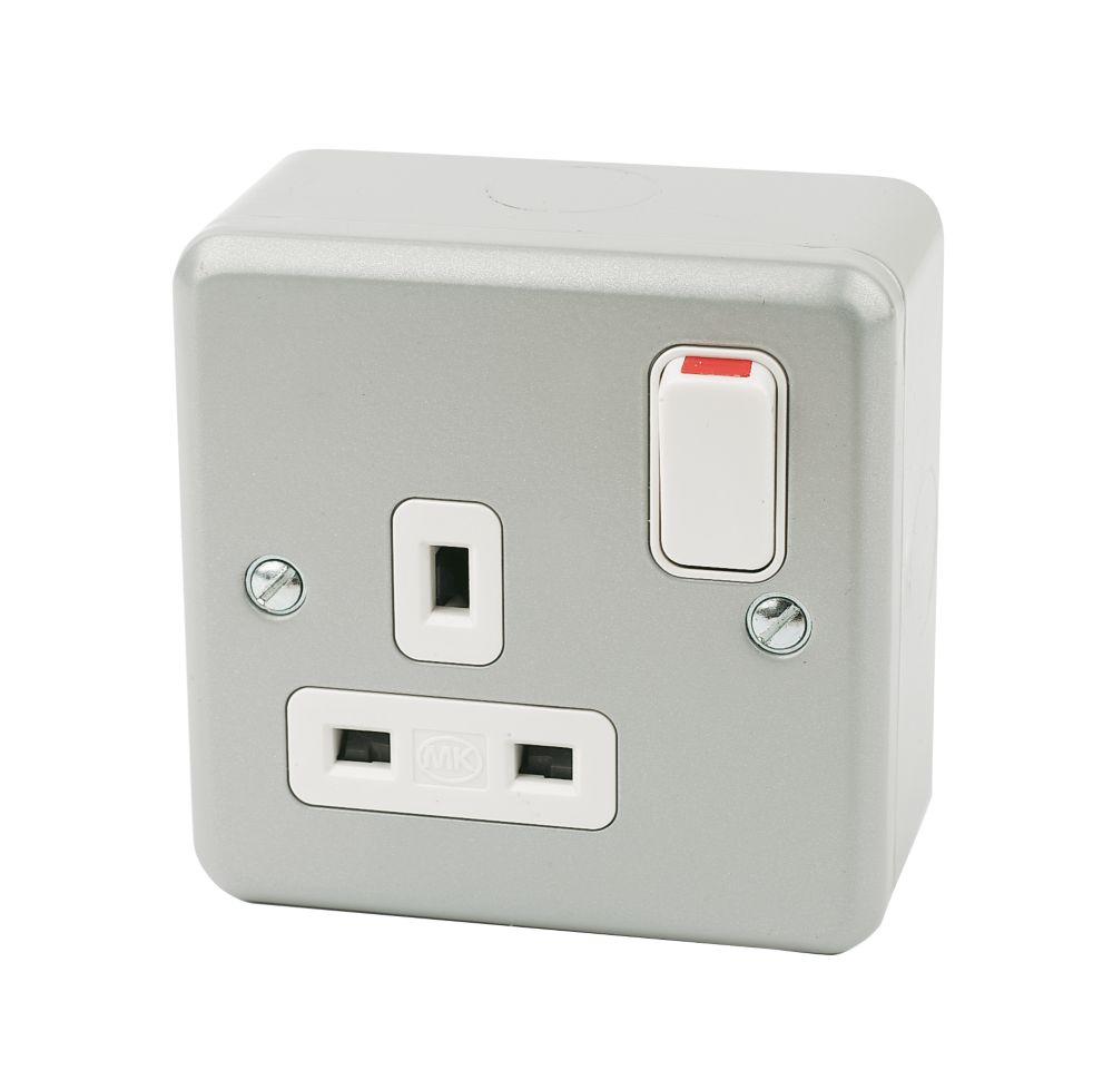 MK Metalclad Plus 13A 1-Gang DP Switched Metal Clad Plug Socket with White Inserts Reviews