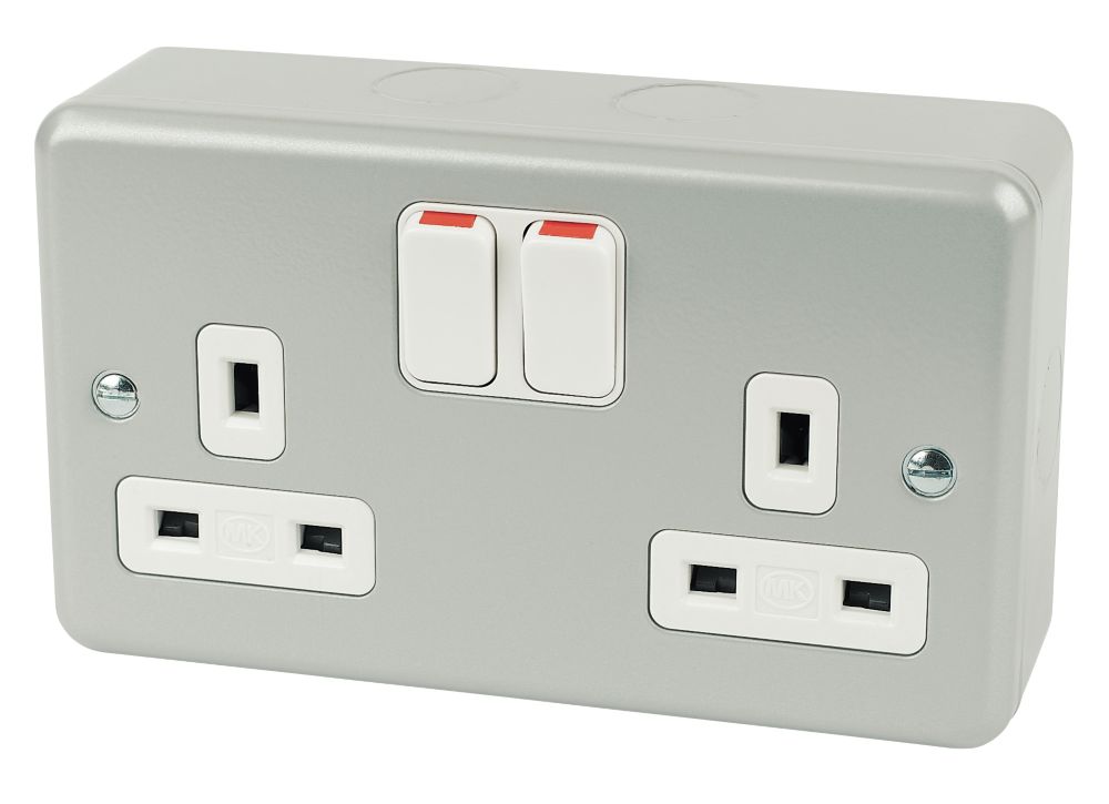 MK Metalclad Plus 13A 2-Gang DP Switched Metal Clad Plug Socket with White Inserts Reviews