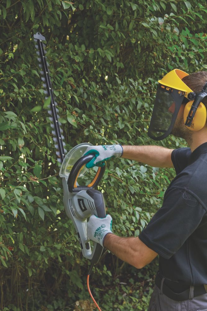 Titan TTB357GHT 60cm 550W 230V Corded Electric Hedge Trimmer