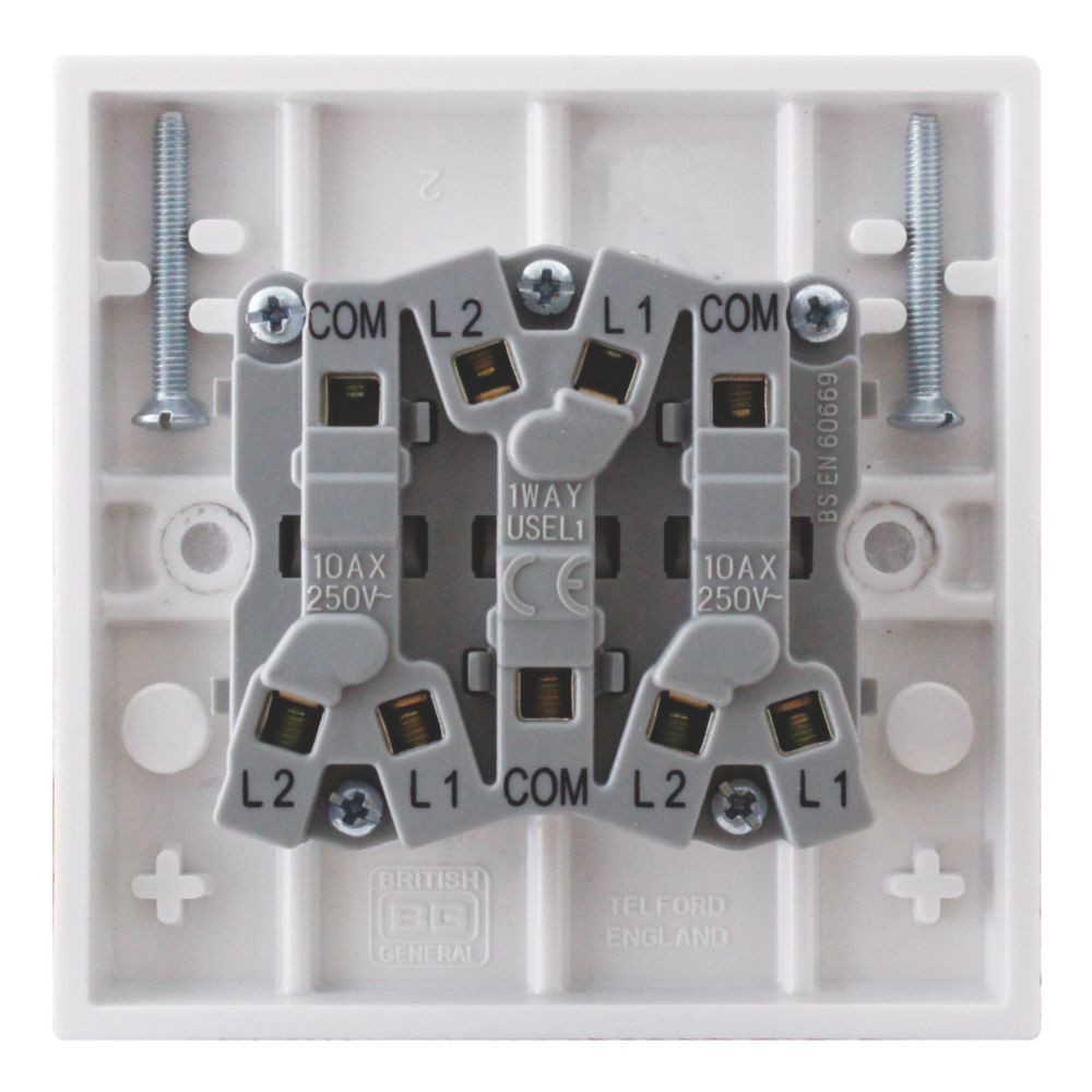 British General 900 Series 10AX 3-Gang 2-Way Light Switch White