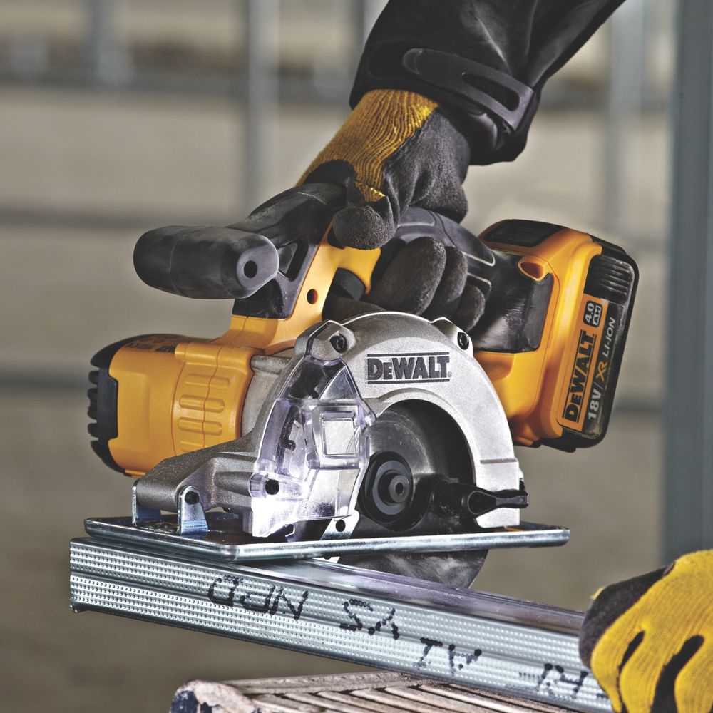 Dewalt 18v circular saw blade online size