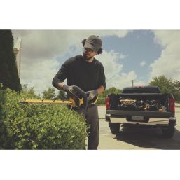 DEWALT DCMHT562P1-GB  55cm 18V 1 x 5Ah Li-Ion XR  Cordless Hedge Trimmer