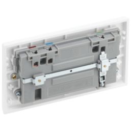 British General 900 Series 13A 2-Gang SP Switched Socket + 3A 22W 2-Outlet Type A & C USB Charger White