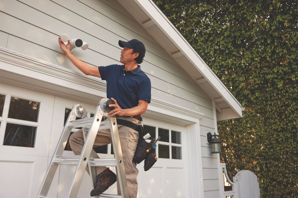 Nest security store light with camera