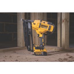 Dewalt 2nd fix discount nail gun screwfix