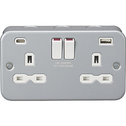 Knightsbridge  13A 2-Gang SP Switched Metal Clad Socket + 4.0A 20W 2-Outlet Type A & C USB Charger with White Inserts