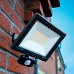 Screwfix led deals pir floodlight