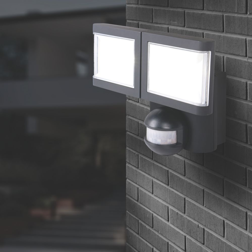 Outdoor security deals lights screwfix