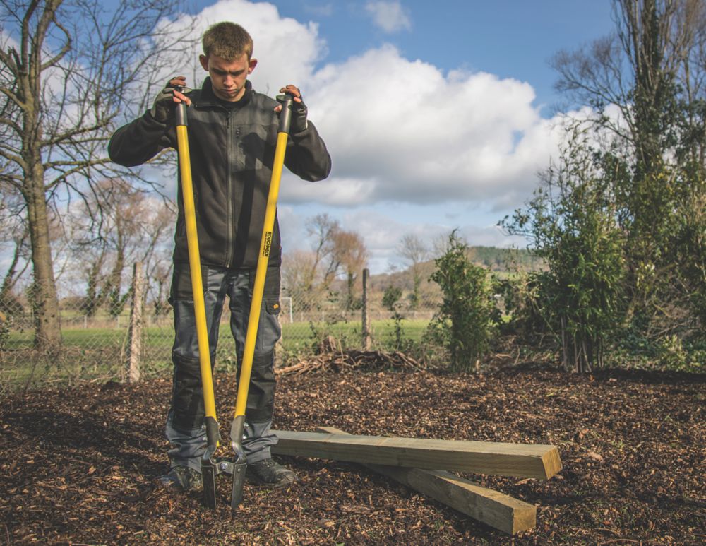 Double spade post store hole digger