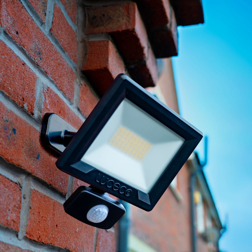 Screwfix 30w deals led floodlight