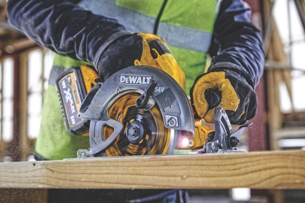 Dewalt battery best sale circular saw screwfix