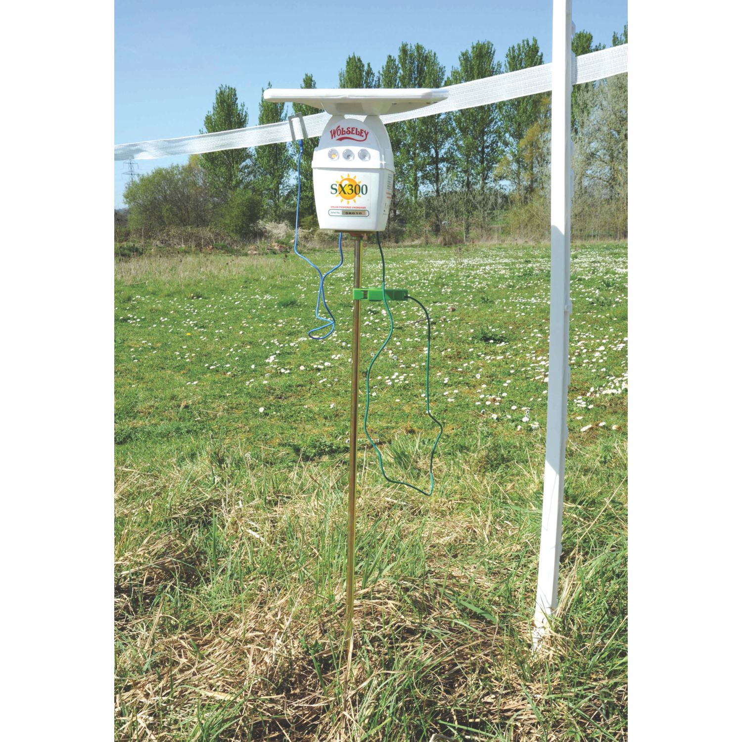 Stockshop SX300 Solar-Powered Electric Fence Energiser Battery-Powered (3942F)