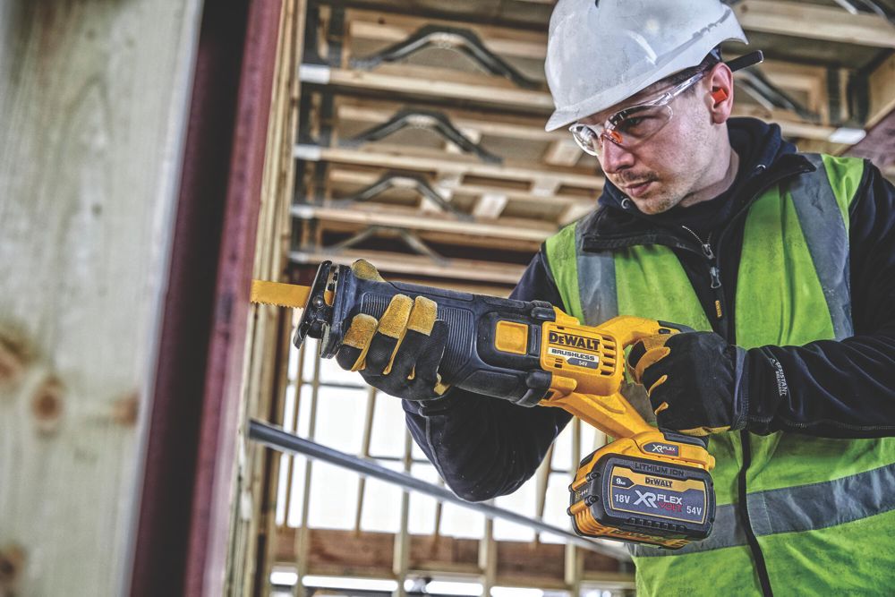 Dewalt battery deals powered reciprocating saw