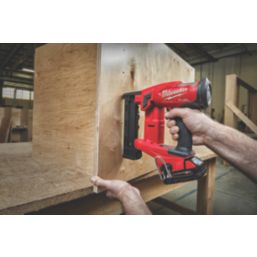 Milwaukee M18FNCS18GS-202X 6.35mm 18V 2 x 2.0Ah Li-Ion RedLithium Brushless First Fix Cordless Nail Gun