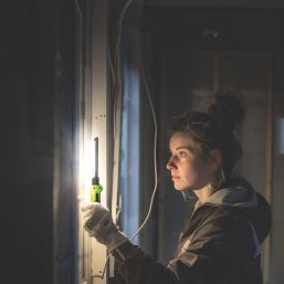 Luceco  Rechargeable LED Slim Foldable Inspection Torch with Power Bank Green 150-500lm