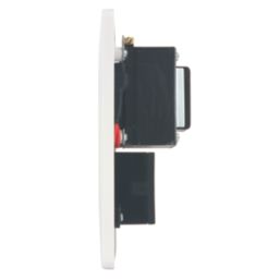 Hager WMSO100 1-Gang Dual Voltage Shaver Socket 115/230V ACV White with White Inserts