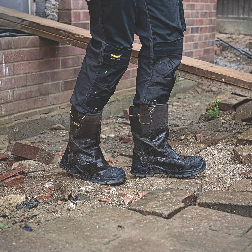 Dewalt rigger 2025 boots screwfix