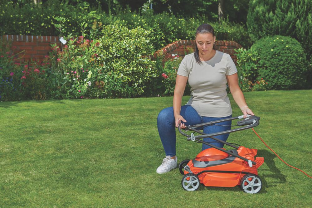 Screwfix lawn mowers online electric