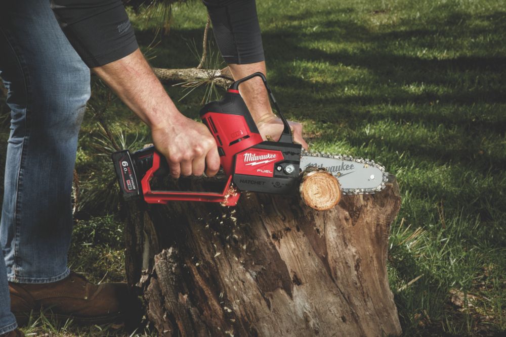 Milwaukee m12 mini discount chainsaw