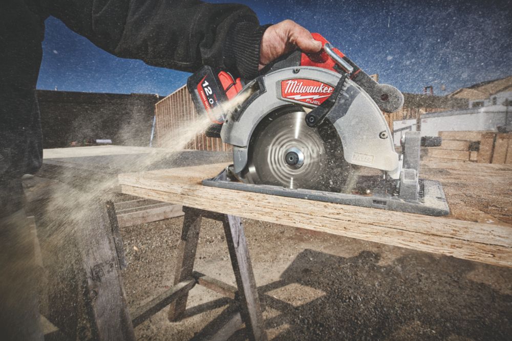 Milwaukee circular deals saw screwfix