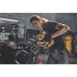 DEWALT DCF892P2T-GB 18V 2 x 5.0Ah Li-Ion XR Brushless Cordless Impact Wrench