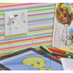British General 900 Series 13A 1-Gang SP Switched Socket + 2.1A 10.5W 2-Outlet Type A USB Charger White