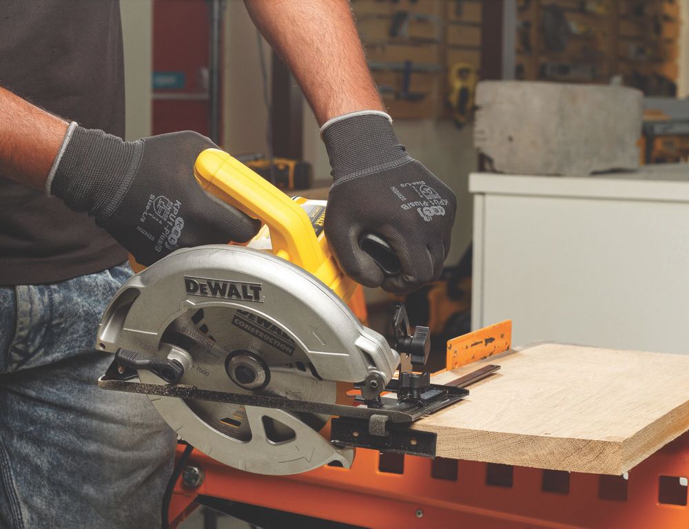 Dewalt circular best sale saw screwfix