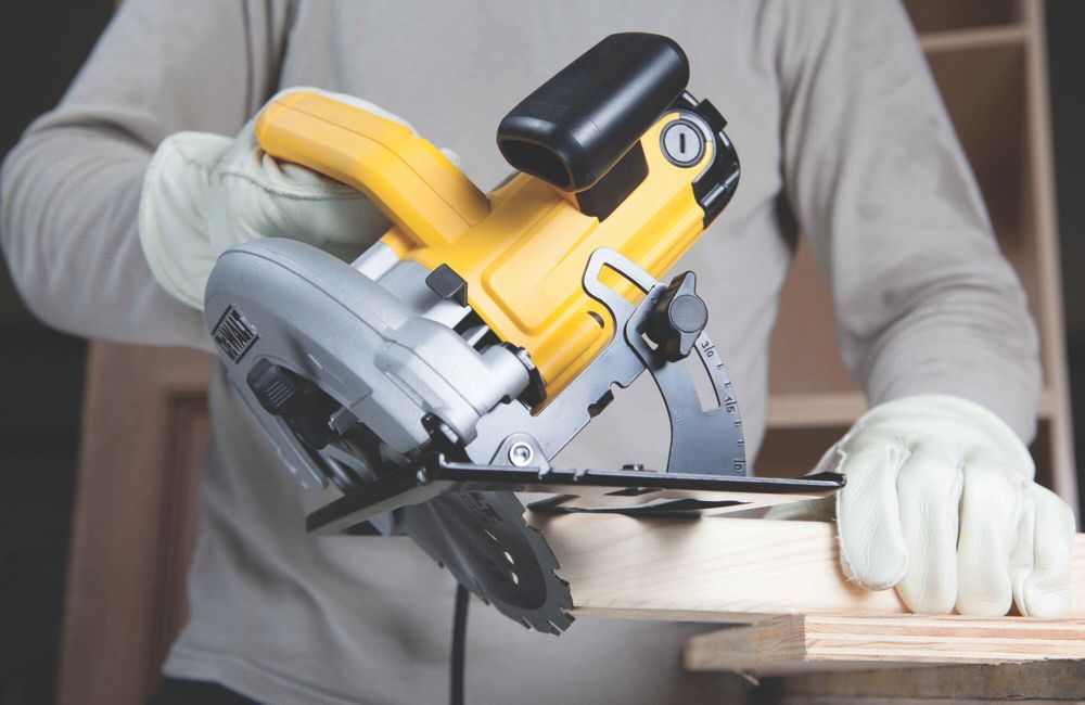 Dewalt skill saw discount screwfix