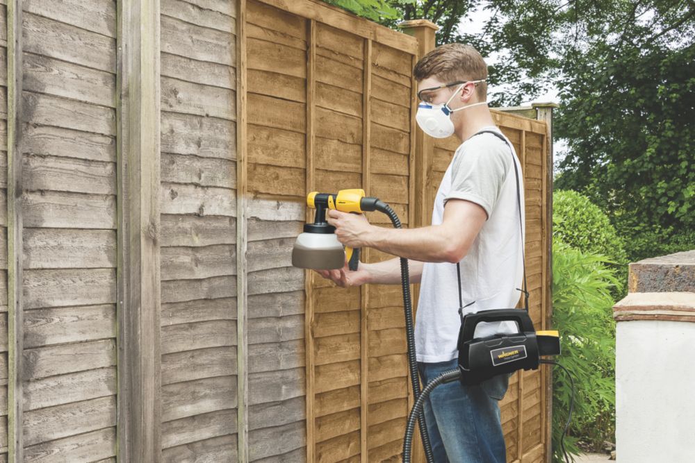 Garden store fence sprayer