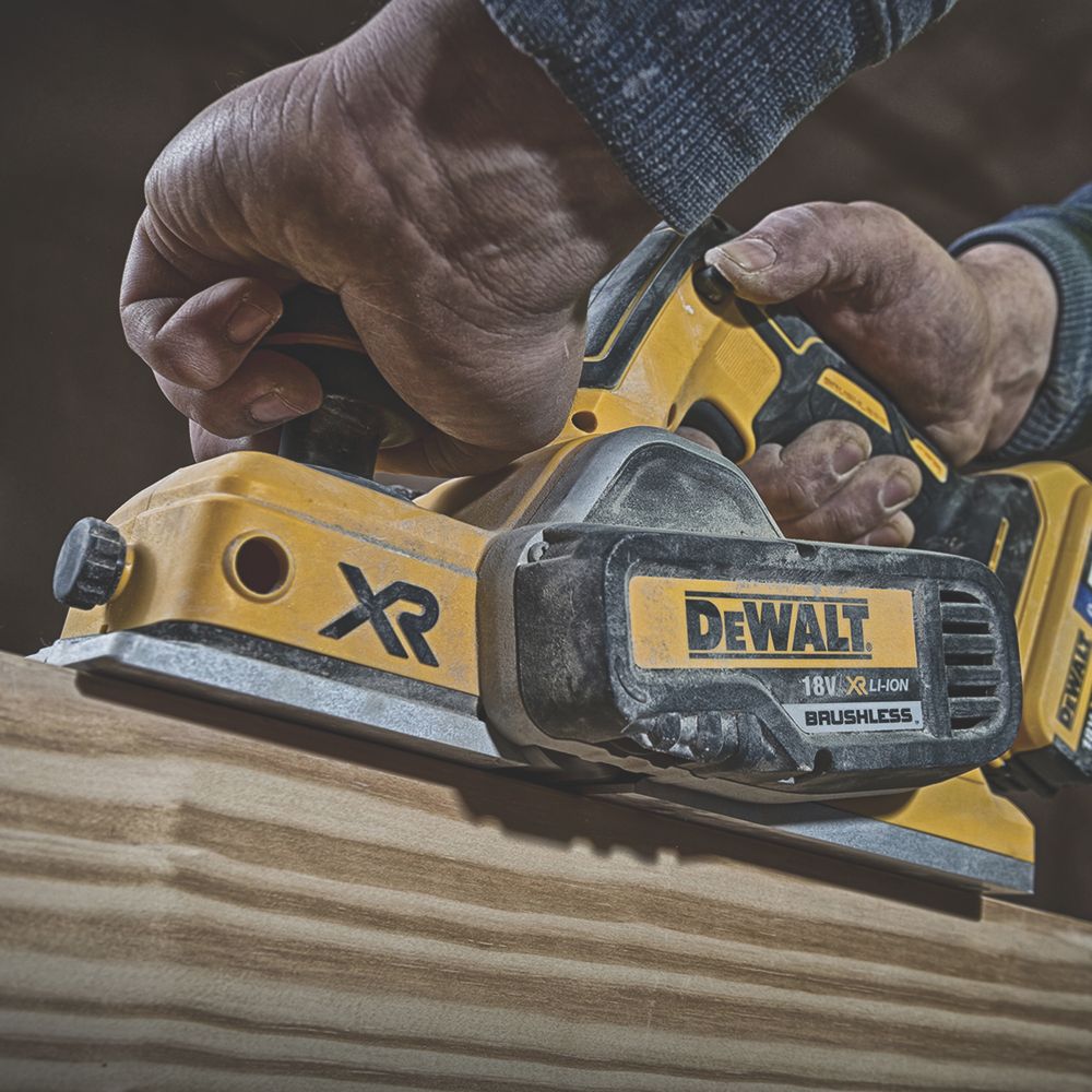 DeWalt DCP580P2 GB 18V 2 x 5.0Ah Li Ion XR Brushless Cordless Planer Screwfix