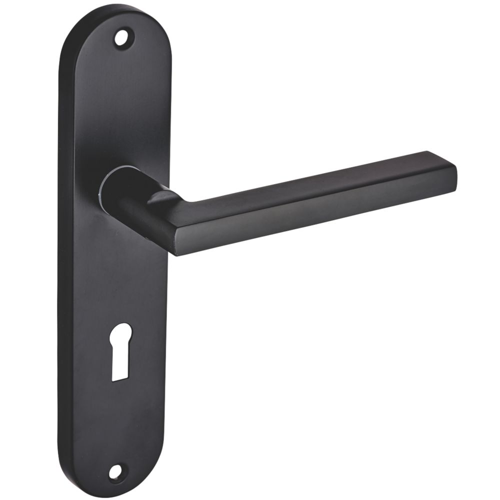 Door handle with clearance key lock