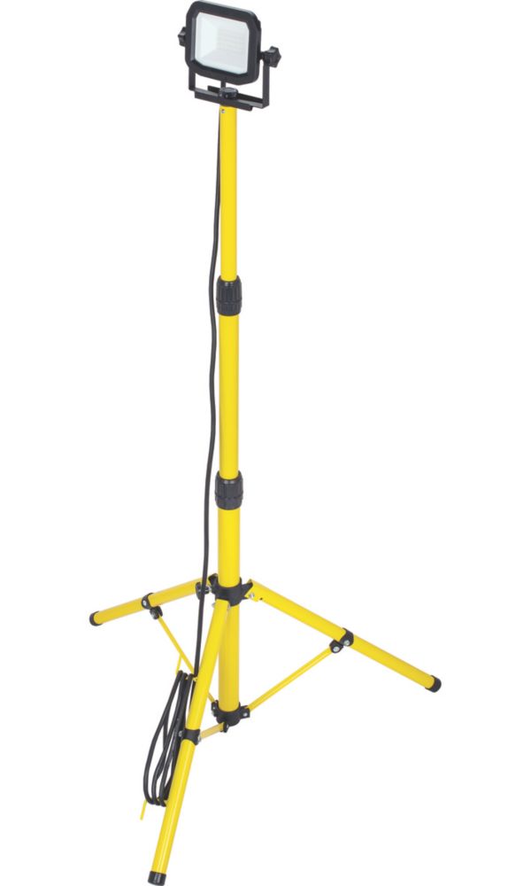Luceco LED Tripod Work Light 20W 2200lm 110V Screwfix