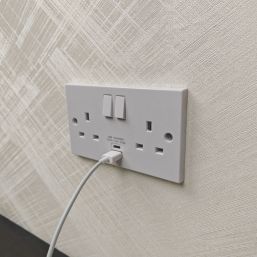 Essentials  13A 2-Gang 2-Pole Switched Socket + 3.1A 15W 2-Outlet Type A & C USB Charger White with White Inserts