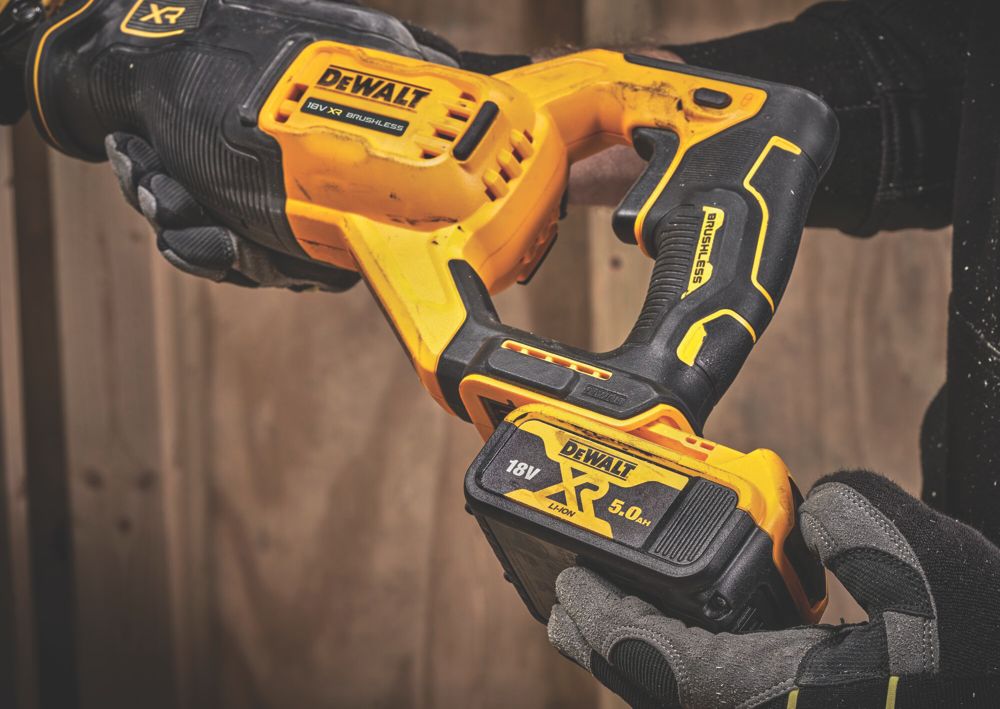 Dewalt 18v xr brushless deals compact reciprocating saw