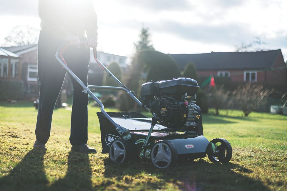Webb WEPS400 212cc 40cm Petrol Lawn Scarifier Raker Screwfix