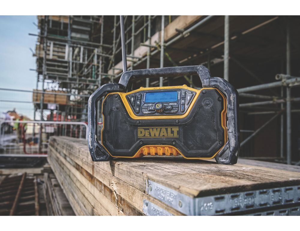 Dewalt tstak radio deals screwfix