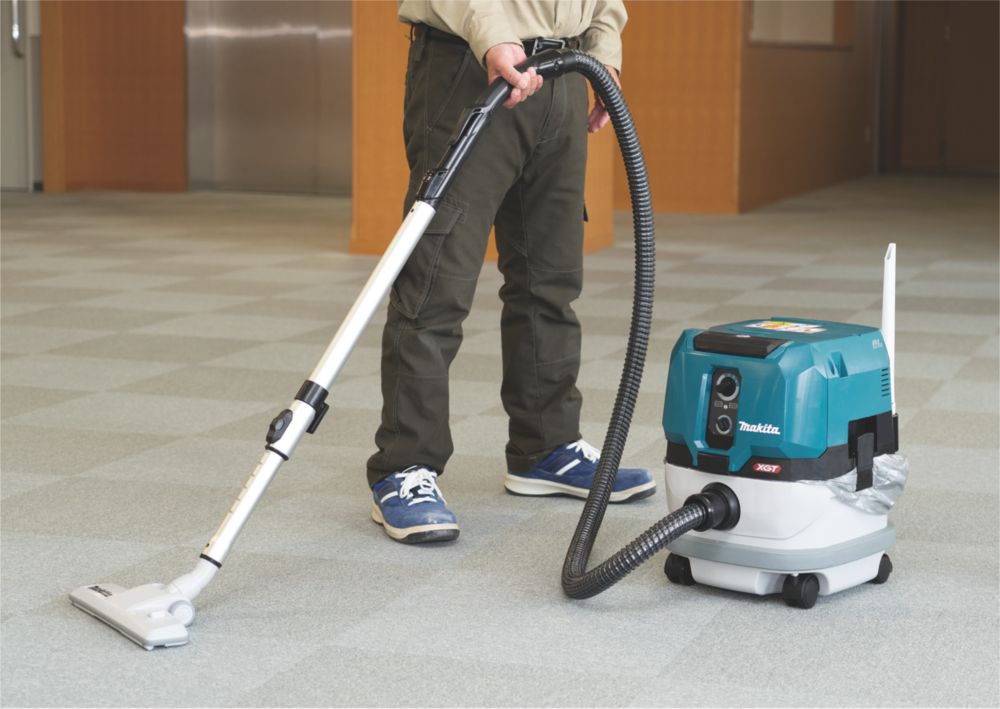 Screwfix best sale makita hoover