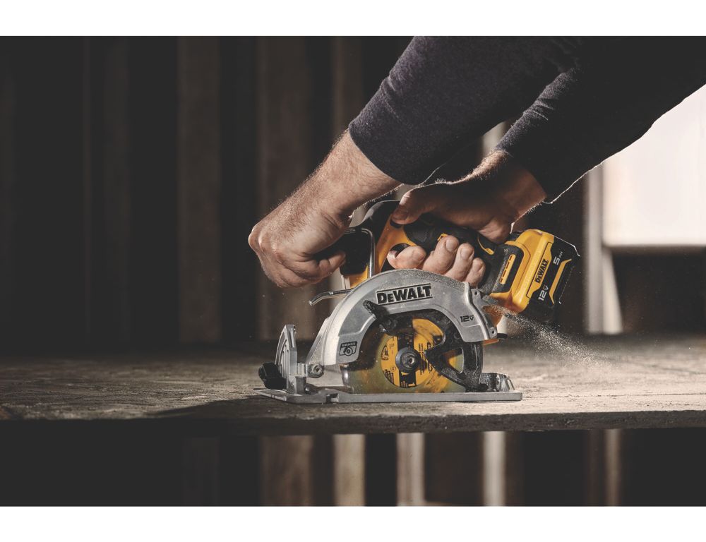 Dewalt battery deals powered circular saw