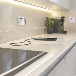 British General 900 Series 13A 1-Gang SP Switched Socket + 3A 18W 2-Outlet Type A & C USB Charger White