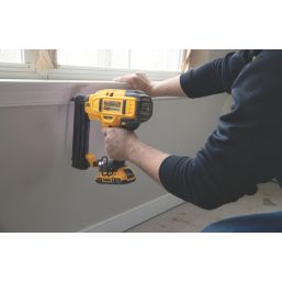 Dewalt 2nd fix 2025 nail gun screwfix