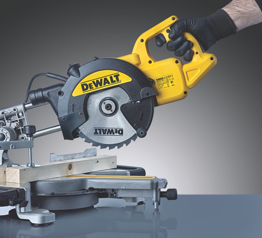 hjerne Ulydighed erfaring DeWalt DWS773-GB 216mm Electric Single-Bevel Sliding Compound Mitre Saw  240V - Screwfix