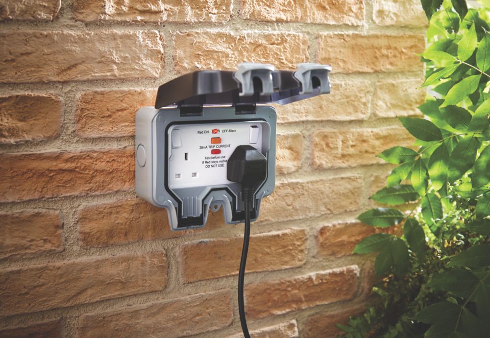 Outdoor socket store plug