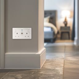British General 800 Series 13A 2-Gang SP Switched Wi-Fi Extender Socket + 2.1A 10.5W 1-Outlet Type A USB Charger White