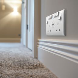 British General 800 Series 13A 2-Gang SP Switched Wi-Fi Extender Socket + 2.1A 10.5W 1-Outlet Type A USB Charger White