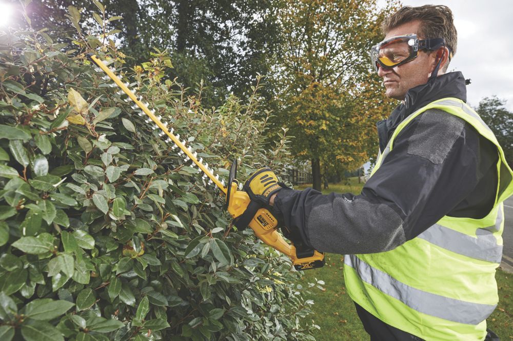 Dewalt hedge deals trimmer screwfix