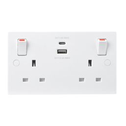 British General 900 Series 13A 2-Gang SP Switched Socket + 4.2A 10.5W 2-Outlet Type A & C USB Charger White