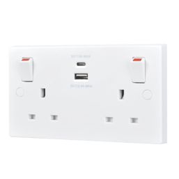 British General 900 Series 13A 2-Gang SP Switched Socket + 4.2A 10.5W 2-Outlet Type A & C USB Charger White
