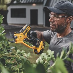 Dewalt hedge trimmer online screwfix