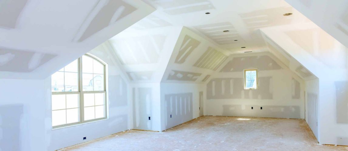 Room with unpainted plasterboard wall & ceiling